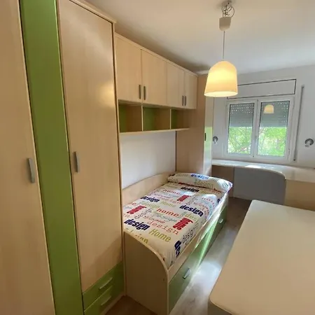Completo Muy Cerca Del Centro Ideal Familias Con Piscina * Figueres (Girona)