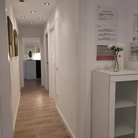 Completo Muy Cerca Del Centro Ideal Familias Con Piscina * Figueres (Girona)